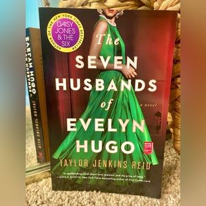 The Seven Husbands of Evelyn Hugo by Taylor Jenkins Reid (paperback)